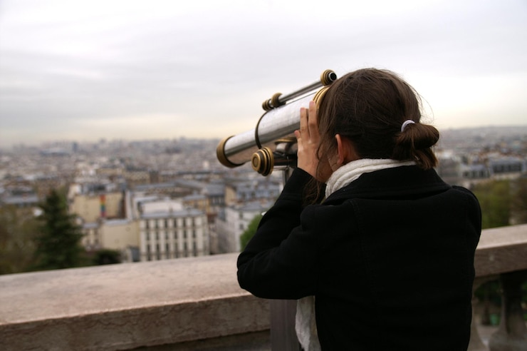 Foto frau fotografiert durch eine kamera in der stadt