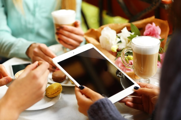 Frau fotografiert Essen im Café