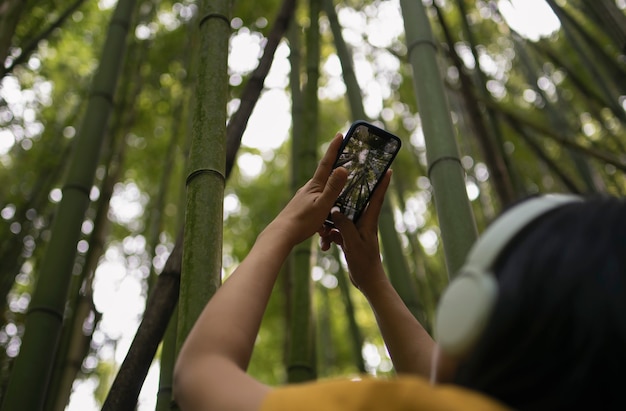 Frau fotografiert mit dem Smartphone