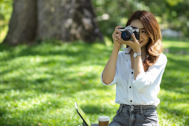 Frau fotografiert mit Kamera