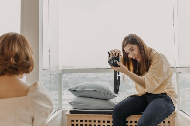 Frau fotografiert vor der Kamera