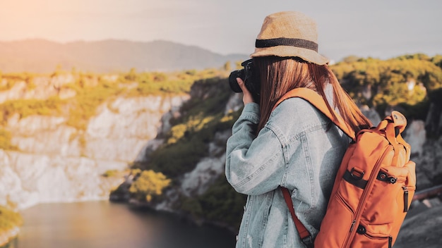 Foto frau fotografiert, während sie gegen den berg steht