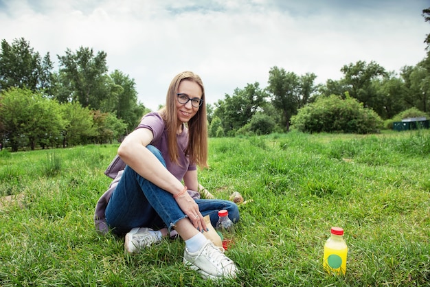 Frau füttert Gopher