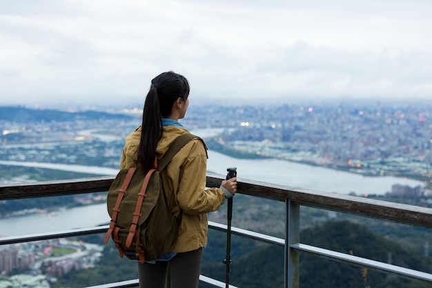 Frau, geh wandern und schau dir die Stadt Taipei an.