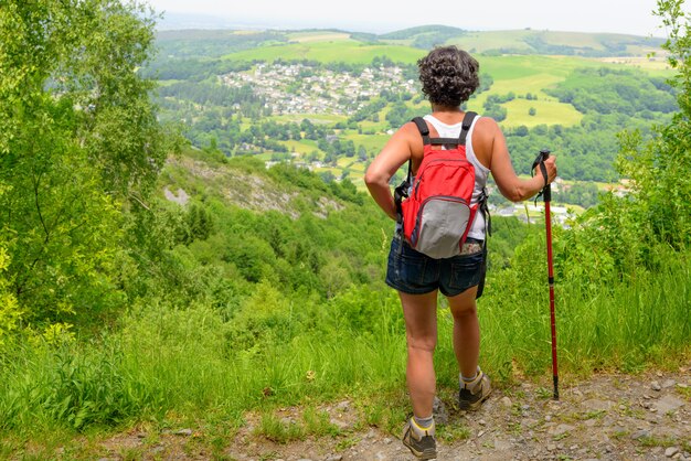 Frau gehen in den Bergen wandern