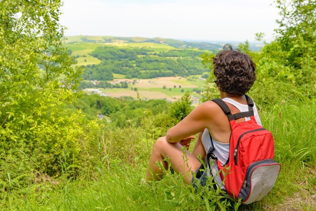 Frau gehen in den Bergen wandern