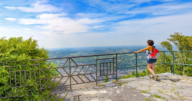 Frau gehen in den Bergen wandern