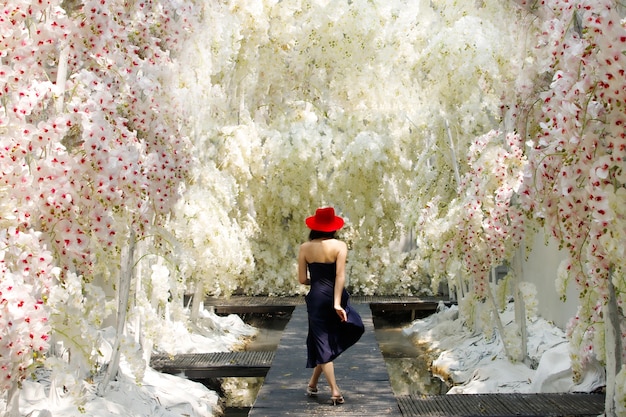 Frau gehen in Fantasy Flower Dream weißes Feld mit schöner Farbe im Sommer Frühling