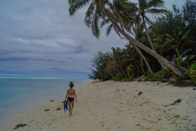 Foto frau geht am strand gegen den himmel