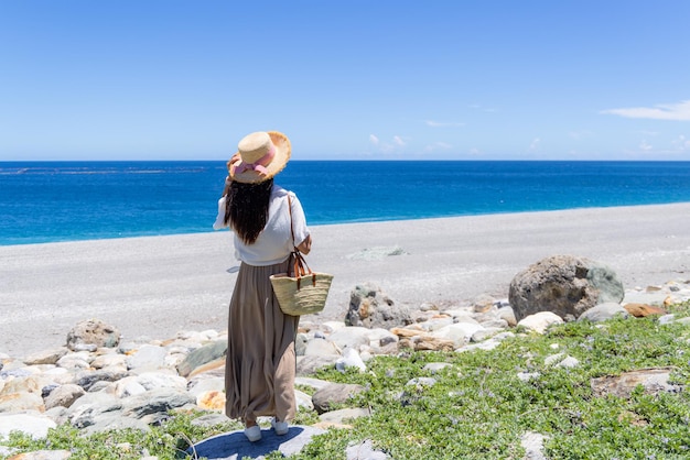 Foto frau geht auf den strand von qixingtan im bezirk hualien in taiwan