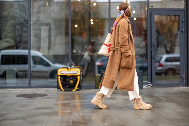 Frau geht auf einer Straße mit Benzingenerator