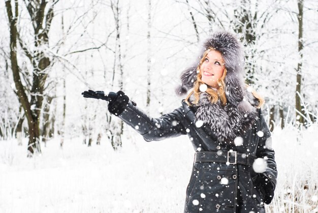 Foto frau geht im winter in der parkgasse spazieren