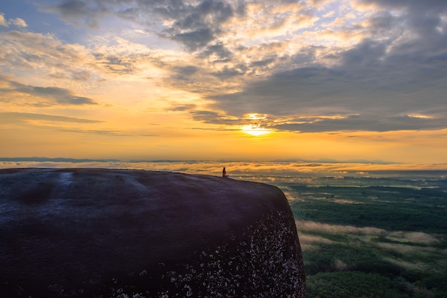 Frau genießen Sie die frische Luft und umarmen Sie die Natur auf dem Berg mit drei Felsen, Thailand