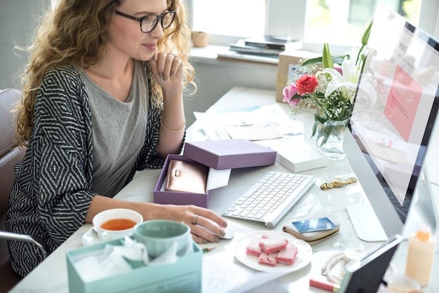 Frau genießen Sie Online-Shopping