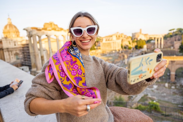 Foto frau genießt blick auf das forum romanum in rom