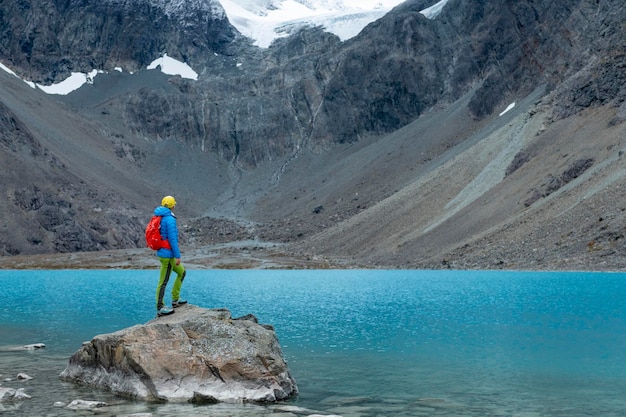 Frau genießt den blauen See Blaisvatnet in den Bergen der Lyngenalpen Lyngenfjord Norwegen