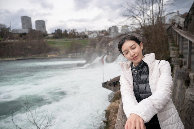 Frau genießt den Blick auf den Rheinfall während der Wintersaison in der Schweiz