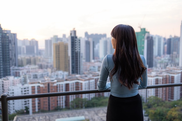 Frau genießt die Aussicht auf die Stadt in Hongkong