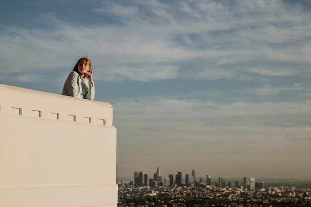 Frau genießt die Aussicht auf die Stadt Los Angeles vom Griffith Observatory, USA