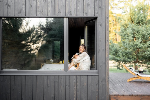 Frau genießt die Natur im Landhaus