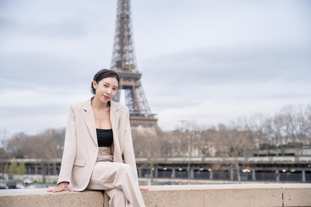 Frau genießt einen wunderschönen Blick auf Paris und den Eiffelturm im Urlaub in Frankreich