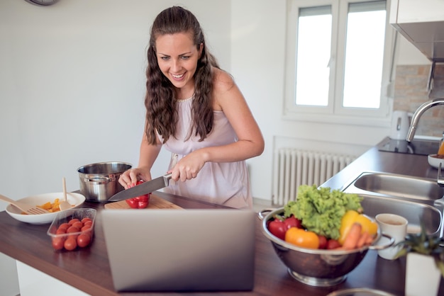 Frau genießt es, in der Küche zu kochen