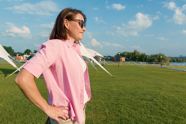 Frau genießt Ferien im Sommer