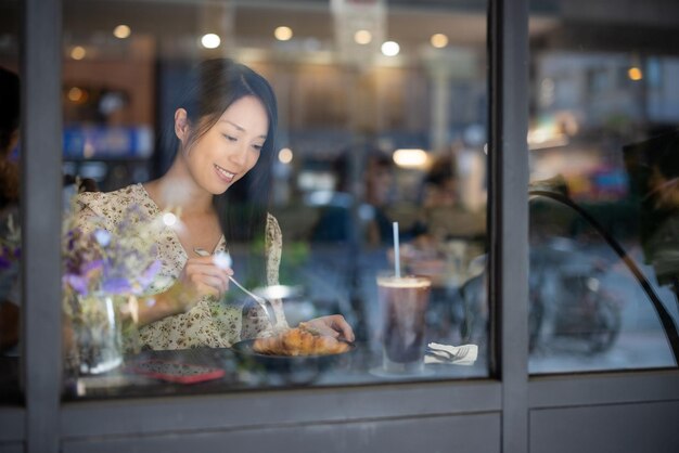 Frau genießt ihr Essen im Café