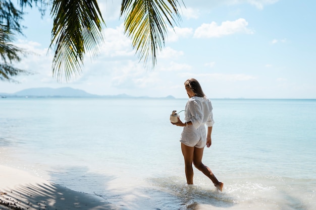 Frau genießt ihren sonnigen Urlaub