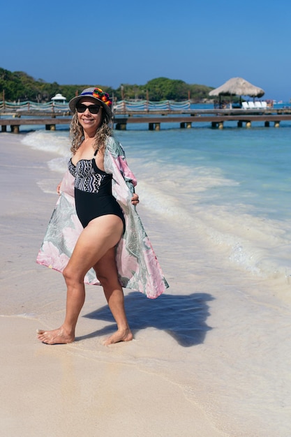 Frau genießt ihren Urlaub am Strand