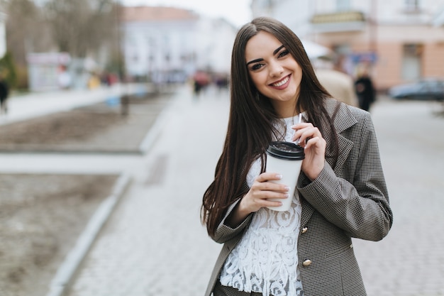 Frau genießt Milchshake