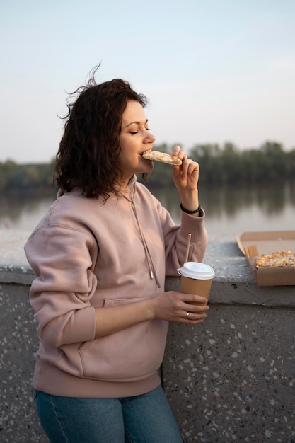 Foto frau genießt streetfood