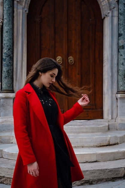 Frau genießt und geht in der Nähe der Hagia Sophia Kathedrale
