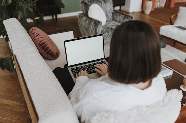 Frau Geschäftsfrau mit Laptop-Computer Einkaufen Online-Branding Online-Shop Senden von Nachrichten tätigen Videoanruf Senden von E-Mails Schreiben von Text Arbeit Leere Kopie Raum Mockup Bildschirmvorlage