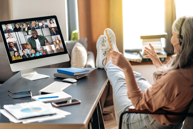 Foto frau geschäftsfrau reifen online-videoanruf