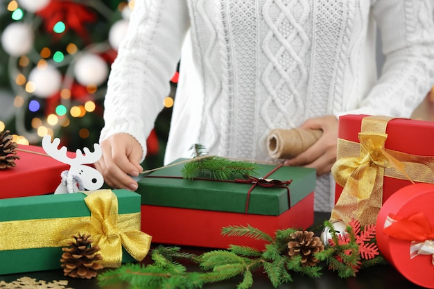 Frau Geschenk zu Weihnachten bei Tisch einpacken