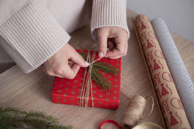 Frau Geschenkverpackung zu Weihnachten.