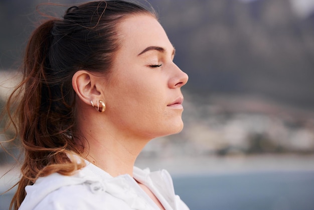 Frau Gesicht und Meditation im Freien Ruhe und geistige Freiheit am Strand Gebet und atmen Sie in der Natur Junges weibliches Gebet und geschlossenes Auge bei Meeresbalance-Denkweise und Zen-Glauben im Urlaub