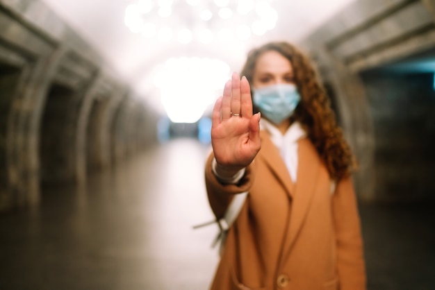 Frau, Gesichtsmaske tragen, vor Virusinfektion, Pandemie, Ausbruch und Krankheitsepidemie in Quarantänestadt schützen.