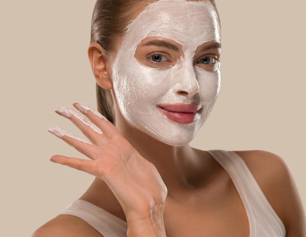 Frau Gesichtsmaske Waschseife Nahaufnahme saubere Haut. Hintergrundfarbe braun