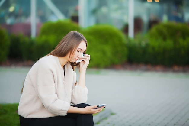 Frau gestresst von der Arbeit beim Sitzen im Freien