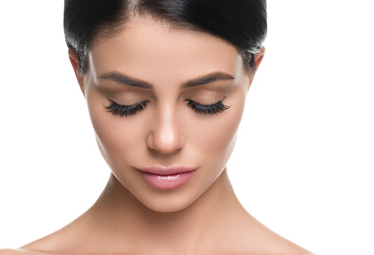 Frau gesunde Haut peitscht Erweiterung Schönheit natürliches Make-up kosmetisches Alterskonzept. Getrennt auf Weiß. Studioaufnahme.