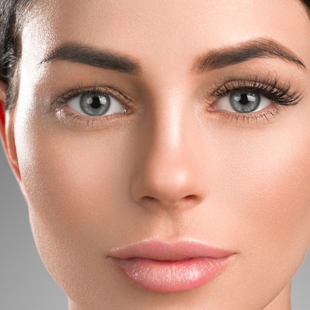 Frau gesunde Haut Wimpern Verlängerung Schönheit natürliches Make-up kosmetisches Alter Konzept Farbhintergrund
