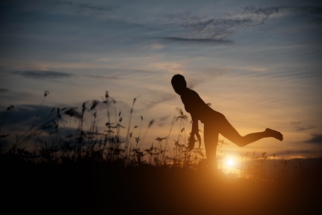 Frau glücklich bei Sonnenuntergang.