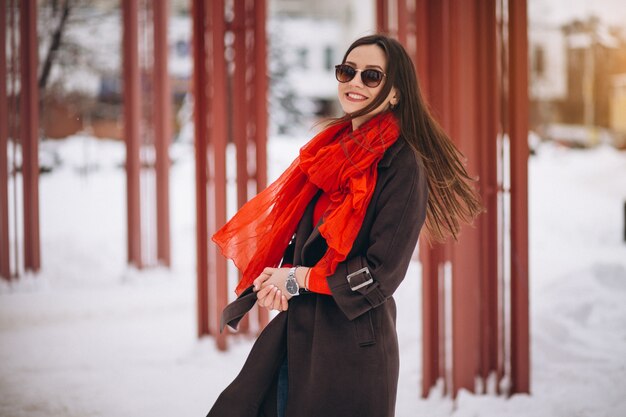 Frau glücklich im roten Schal im Winter draußen