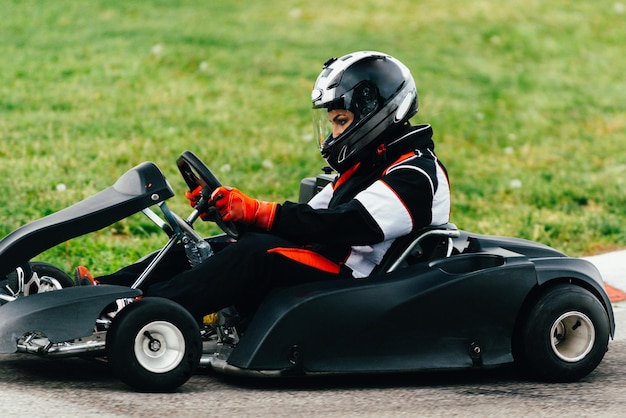 Frau Gokart fahren