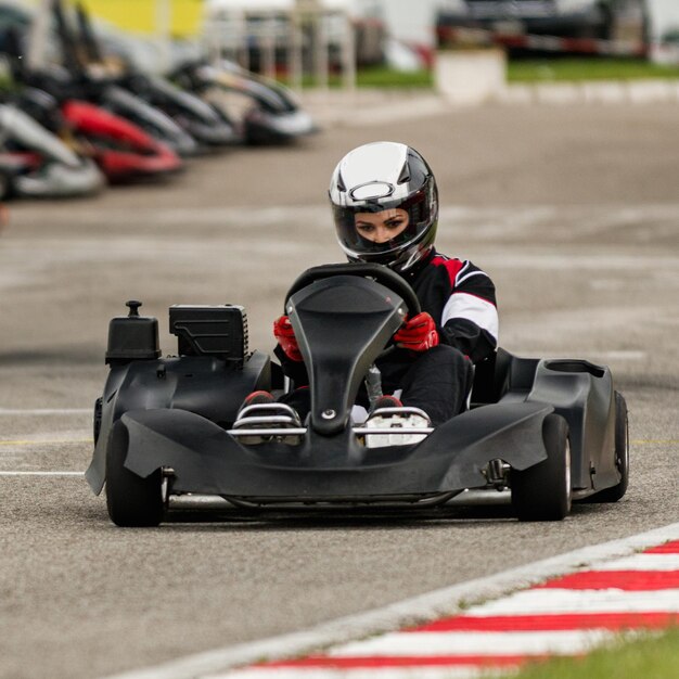 Frau Gokart fahren