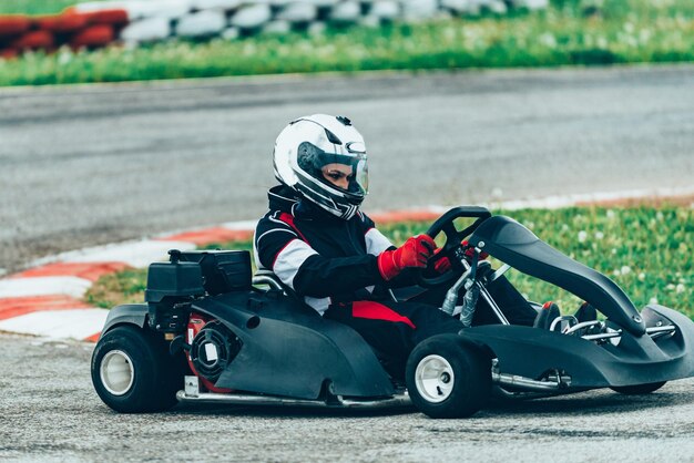 Frau Gokart fahren