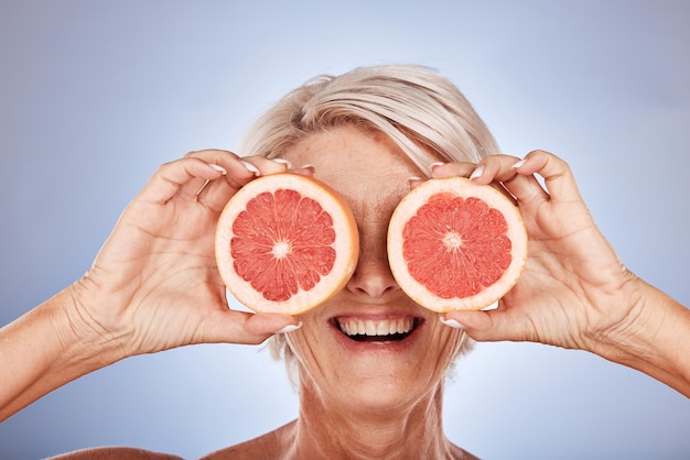 Frau Grapefruit und Gesichtsschönheit für einen gesunden Lebensstil mit Vitamin C. Lächeln Sie und entspannen Sie sich Luxus-Wellness- oder Kosmetik-Spa-Selbstpflege und Hautpflege-Augenbehandlung für die Ernährung