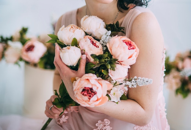 Frau hält Blumen im schönen Kleid